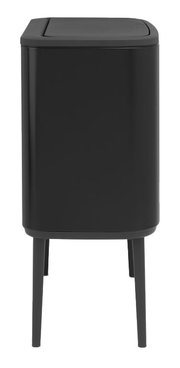 Schwarzer Abfalleimer mit Deckel, seitliche Perspektive, auf vier Beinen stehend.