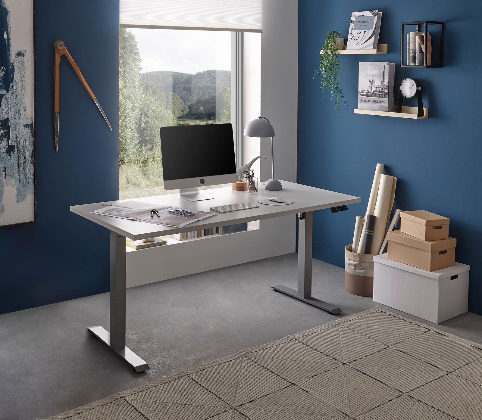 Moderner höhenverstellbarer E-Schreibtisch in einem stilvollen Büro mit Blick aus dem Fenster, seitliche Perspektive.