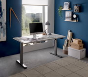 Moderner höhenverstellbarer E-Schreibtisch in einem stilvollen Büro mit Blick aus dem Fenster, seitliche Perspektive.