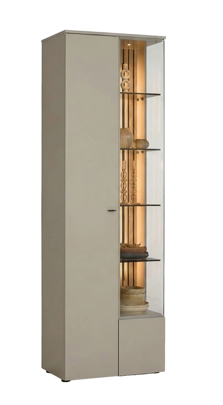 Venjakob Vitrine VANYA Hoge moderne vitrinekast in lichtgrijs met glazen deur, glazen legplanken en warme LED-verlichting, getoond in schuin vooraanzicht