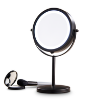 Schwarzer Schminkspiegel mit Beleuchtung, aufrecht stehend, mit einem Pinsel und einem kleinen runden Spiegel im Vordergrund.