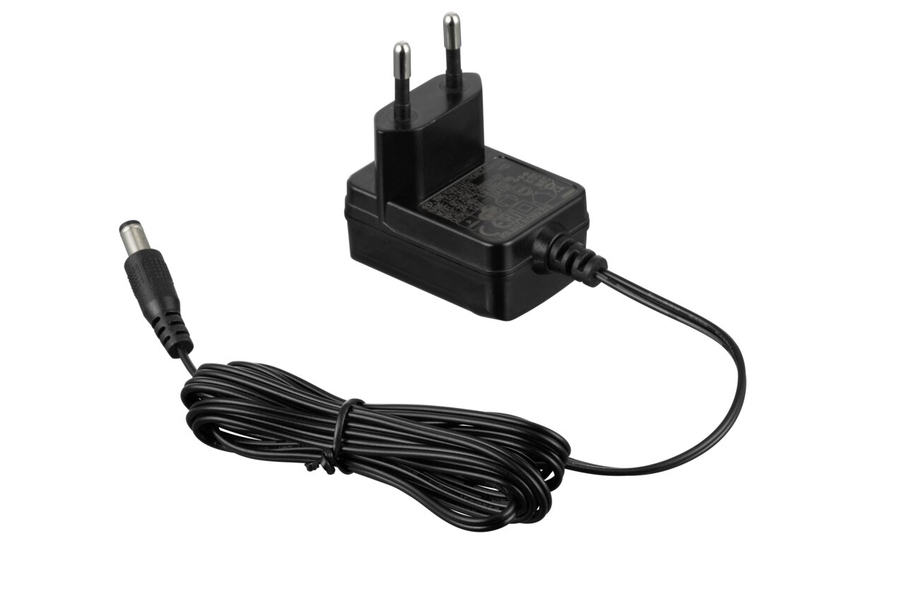 Schwarzes Netzteil mit Kabel, seitliche Perspektive
