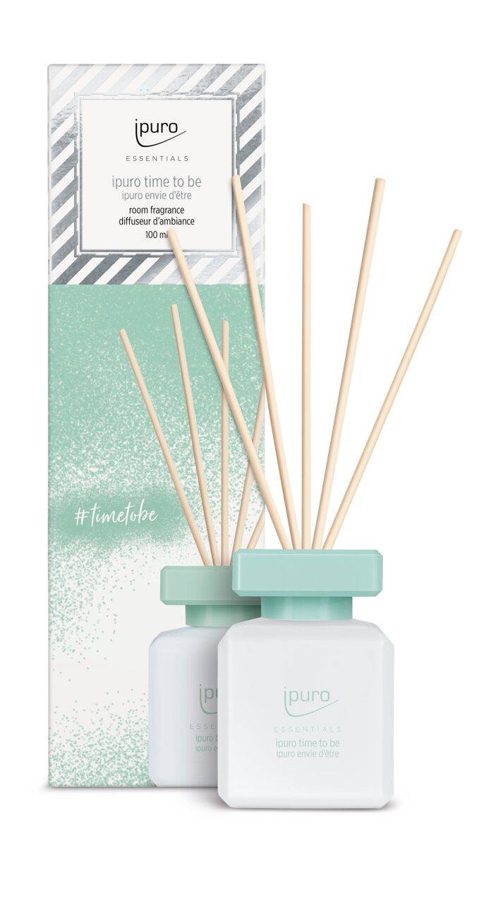 Kamerparfum ipuro time to be in een flesje van 100 ml met een mintgroene dop en geurstokjes, afgebeeld op de voorkant van de verpakking.