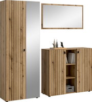 Modernes Möbelset aus Holzoptik mit vertikaler Lamellenstruktur: hoher Schrank mit Spiegel-Front, breite Kommode mit offenen Regalfächern und Türen sowie rechteckiger Wandspiegel im Holzrahmen, gezeigt in frontaler Perspektive vor weißem Hintergrund.