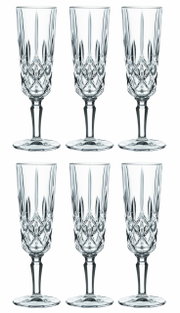 Zes elegante champagneglazen van kristal met gedetailleerde slijpvormen, afgebeeld van voren.