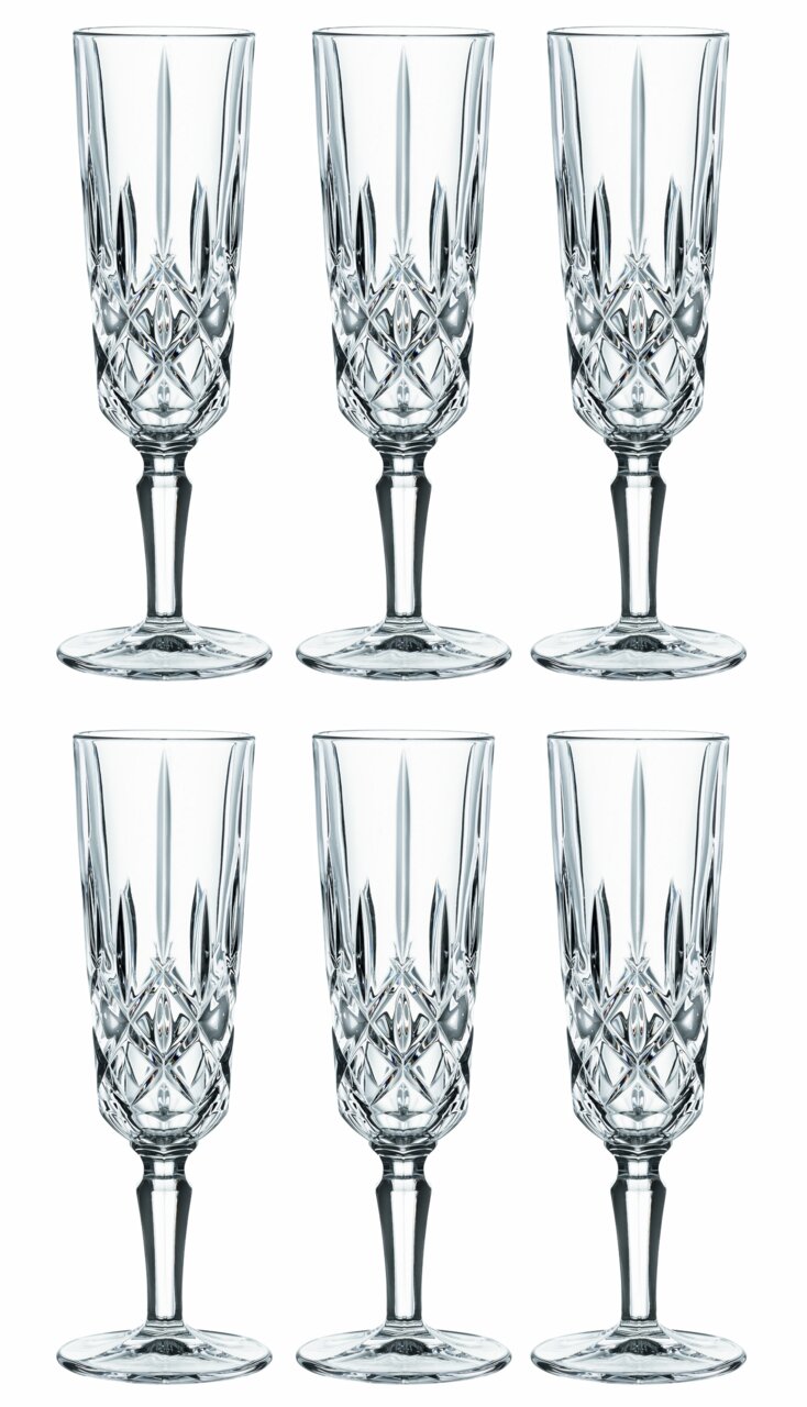 Zes elegante champagneglazen van kristal met gedetailleerde slijpvormen, afgebeeld van voren.