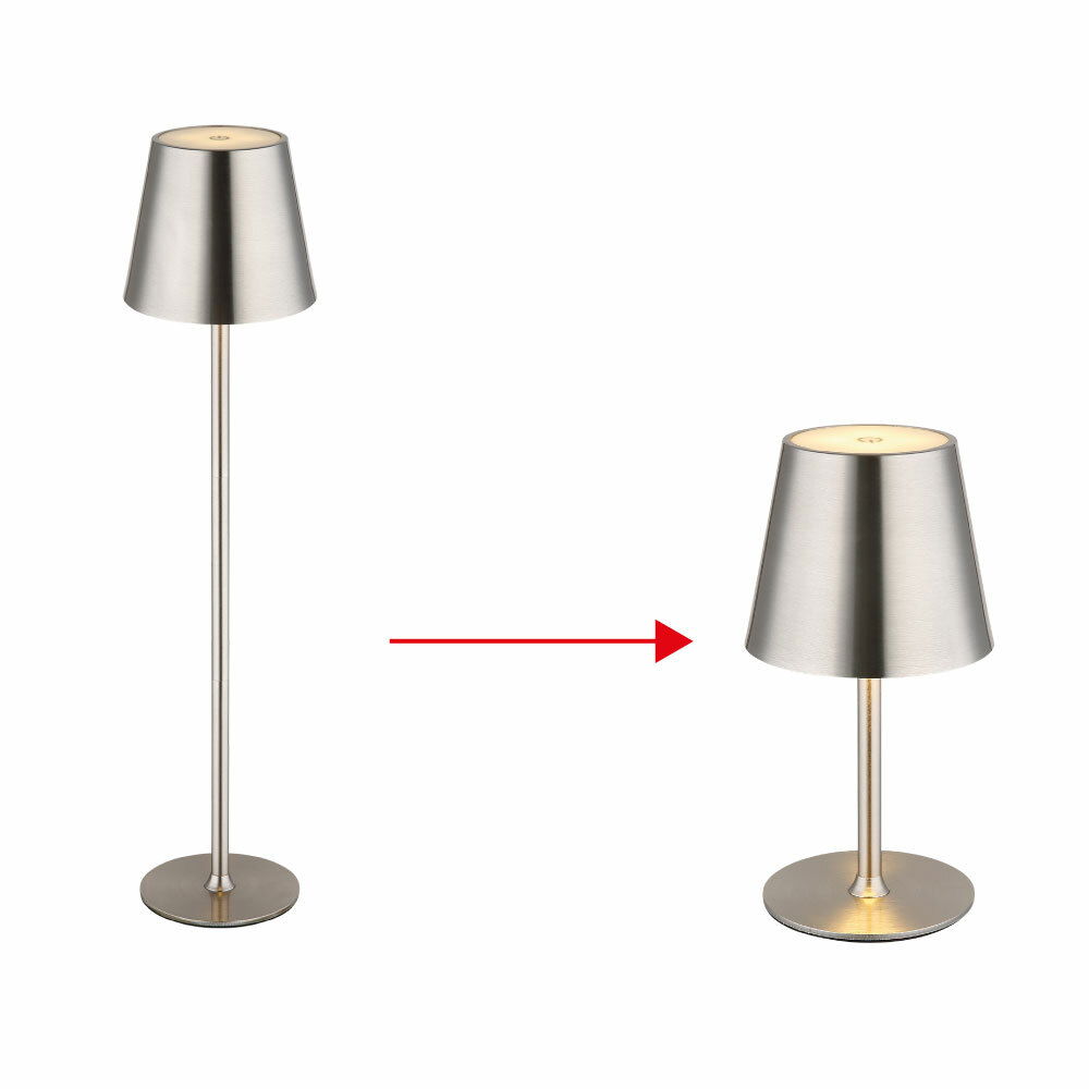 Tischleuchte VANNIE in silberner Metalloptik, abgebildet aus seitlicher Perspektive. Links eine hohe Version, rechts eine kürzere Version.