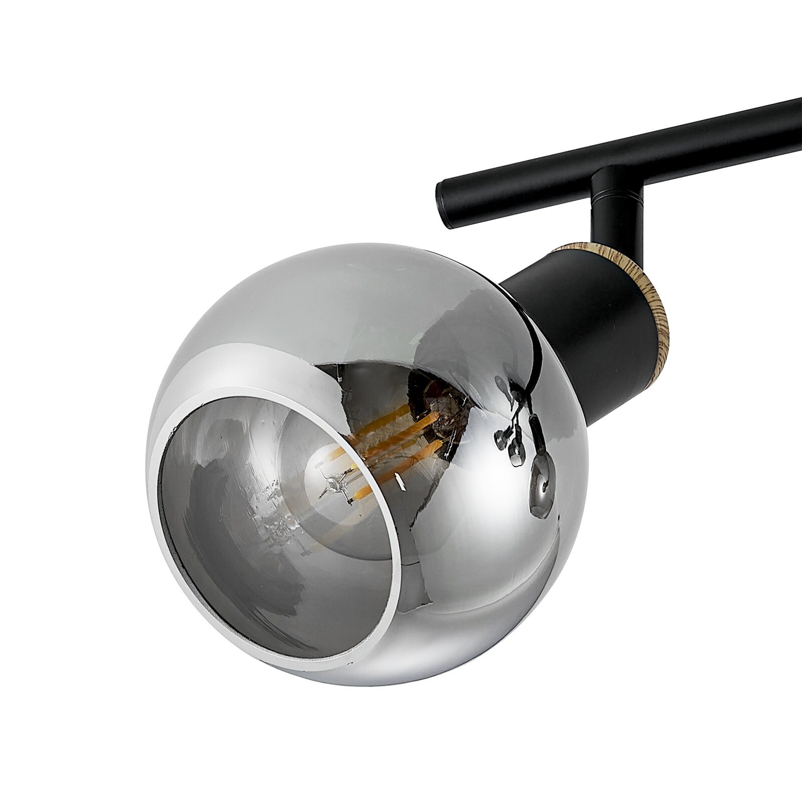 Nahaufnahme eines modernen Decken-/Wandstrahlers mit schwarzem Metallarm und kugelförmigem, spiegelndem Rauchglas-Schirm mit sichtbarem LED-Filament; Perspektive: schräg von vorn rechts.