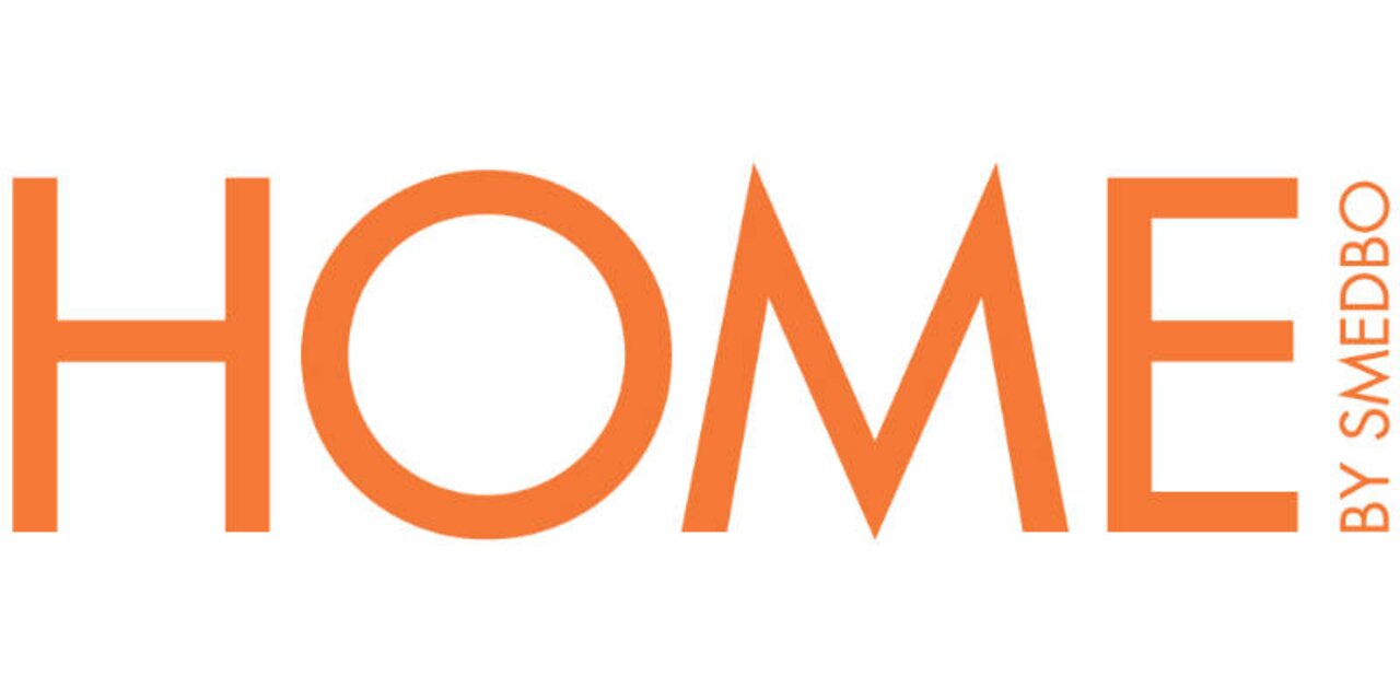 Logo van het merk HOME by Smedbo in oranje letters op een witte achtergrond, vooraanzicht