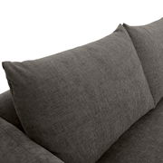 Nahaufnahme einer grauen Sofaecke mit zwei großen Kissen, Perspektive von oben.