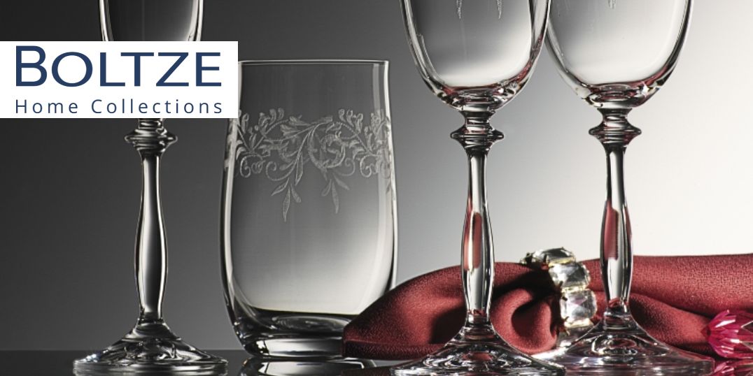 Elegante Gläser wie verzierte Weingläser und ein dekorativer Becher. Logo Boltze Home Collection