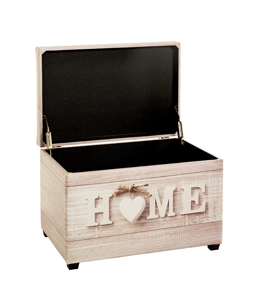 Offene Holztruhe im Shabby-Chic-Look mit Schriftzug „HOME“ und Herz-Ausschnitt, innen schwarz ausgekleidet, freigestellt auf weißem Hintergrund, Ansicht schräg von vorne