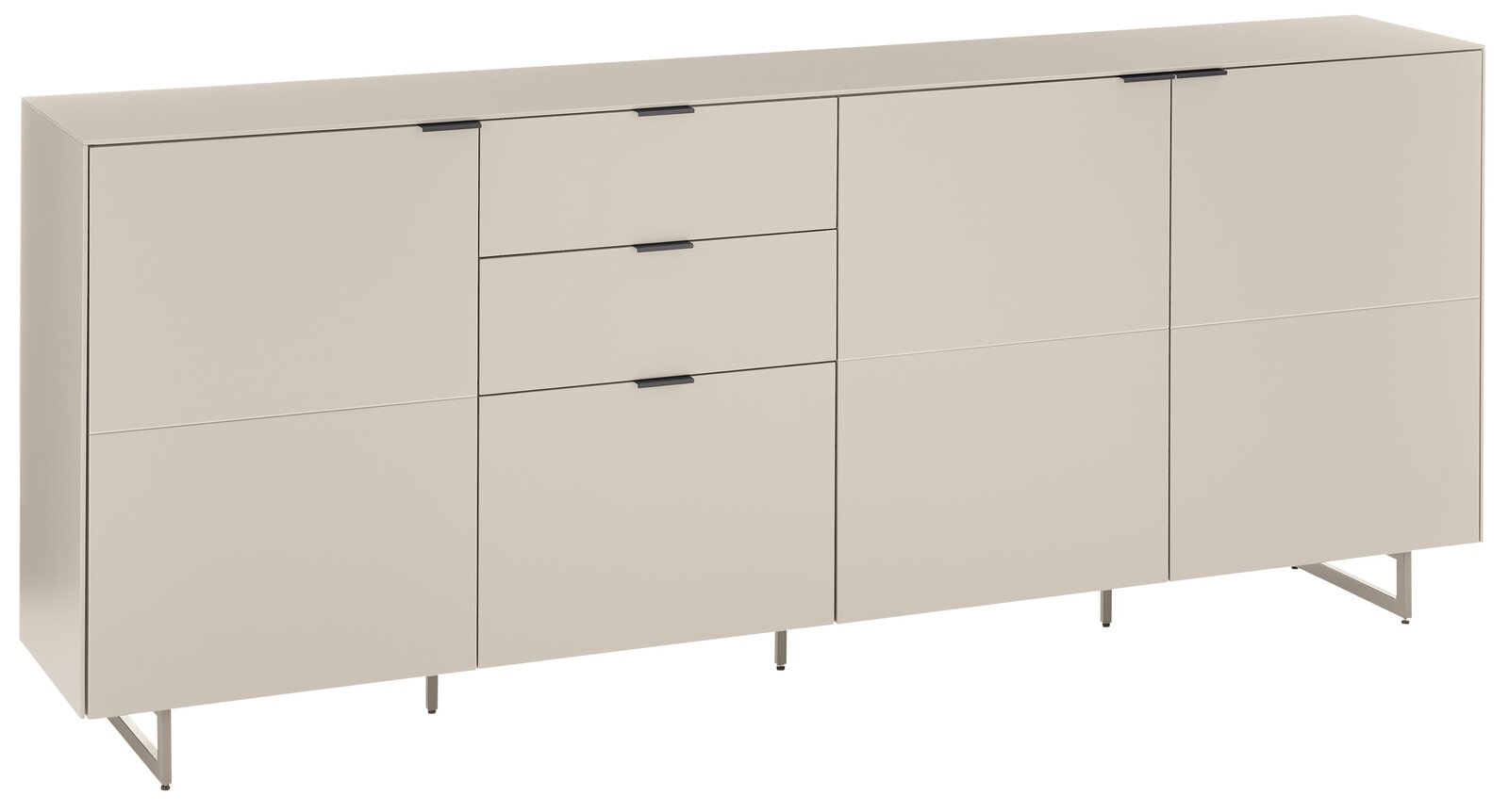 Modernes Sideboard in Beige mit glatten Fronten, drei Türen und zwei Schubladen, schwarzen Griffleisten und Metallfüßen, freigestellt auf weißem Hintergrund, Ansicht schräg von vorn