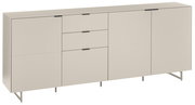 Modernes Sideboard in Beige mit glatten Fronten, drei Türen und zwei Schubladen, schwarzen Griffleisten und Metallfüßen, freigestellt auf weißem Hintergrund, Ansicht schräg von vorn