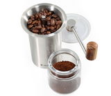 Kaffeemühle BARISTA aus Edelstahl mit Kaffeebohnen und gemahlenem Kaffee, seitliche Perspektive