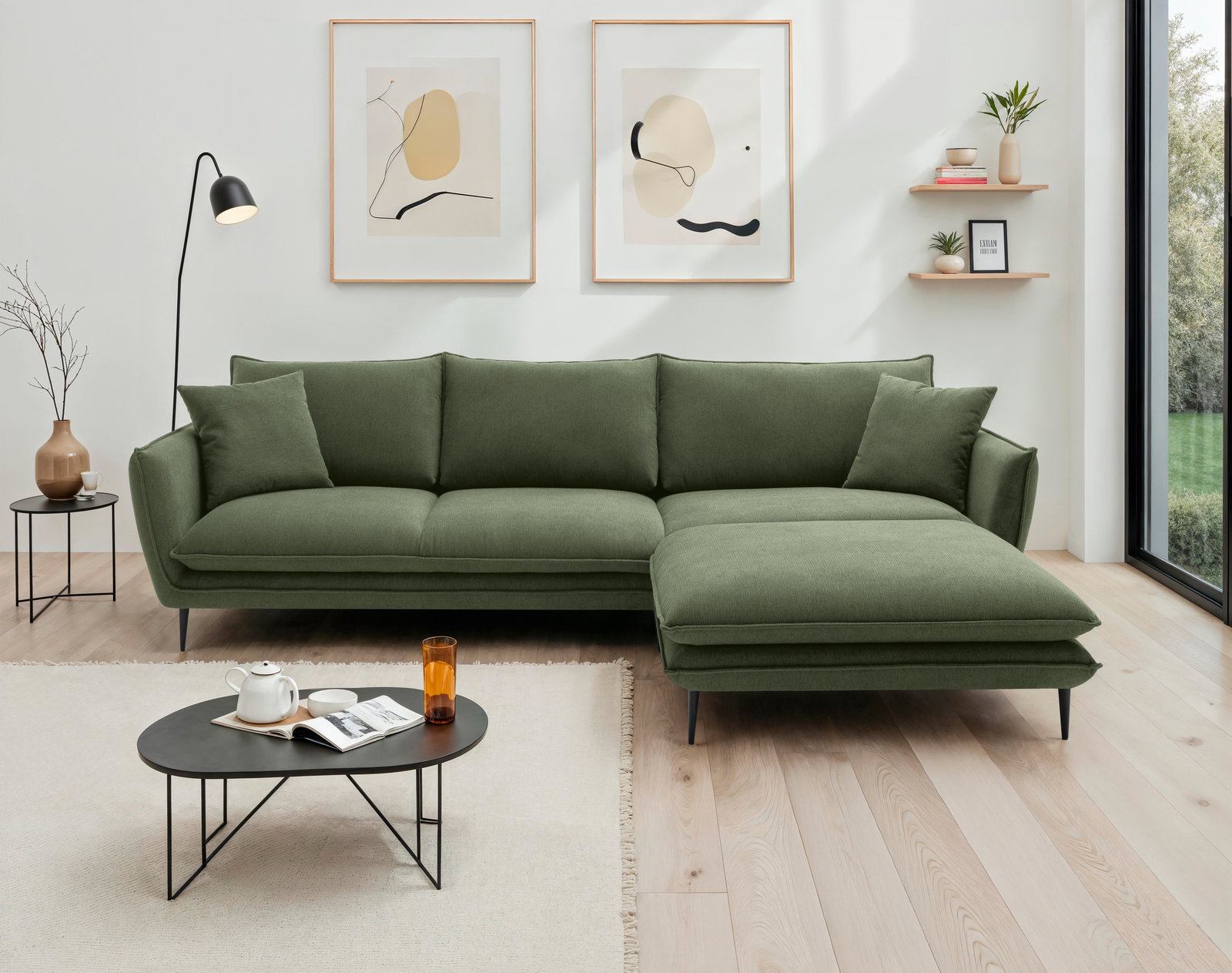 Grünes Ecksofa in modernem Wohnzimmer, Perspektive von vorne.