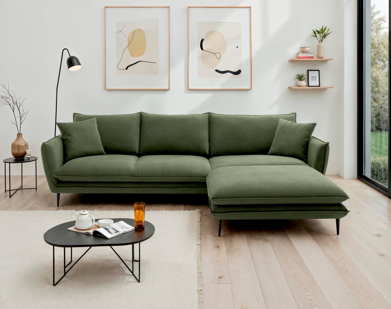 Groene hoekbank in een moderne woonkamer, gezien van voren.