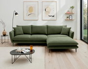 Groene hoekbank in een moderne woonkamer, gezien van voren.