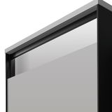 Nahaufnahme der oberen Ecke eines modernen Garderobenschranks mit schwarzem Rahmen und glatter Oberfläche, perspektivisch von unten aufgenommen.