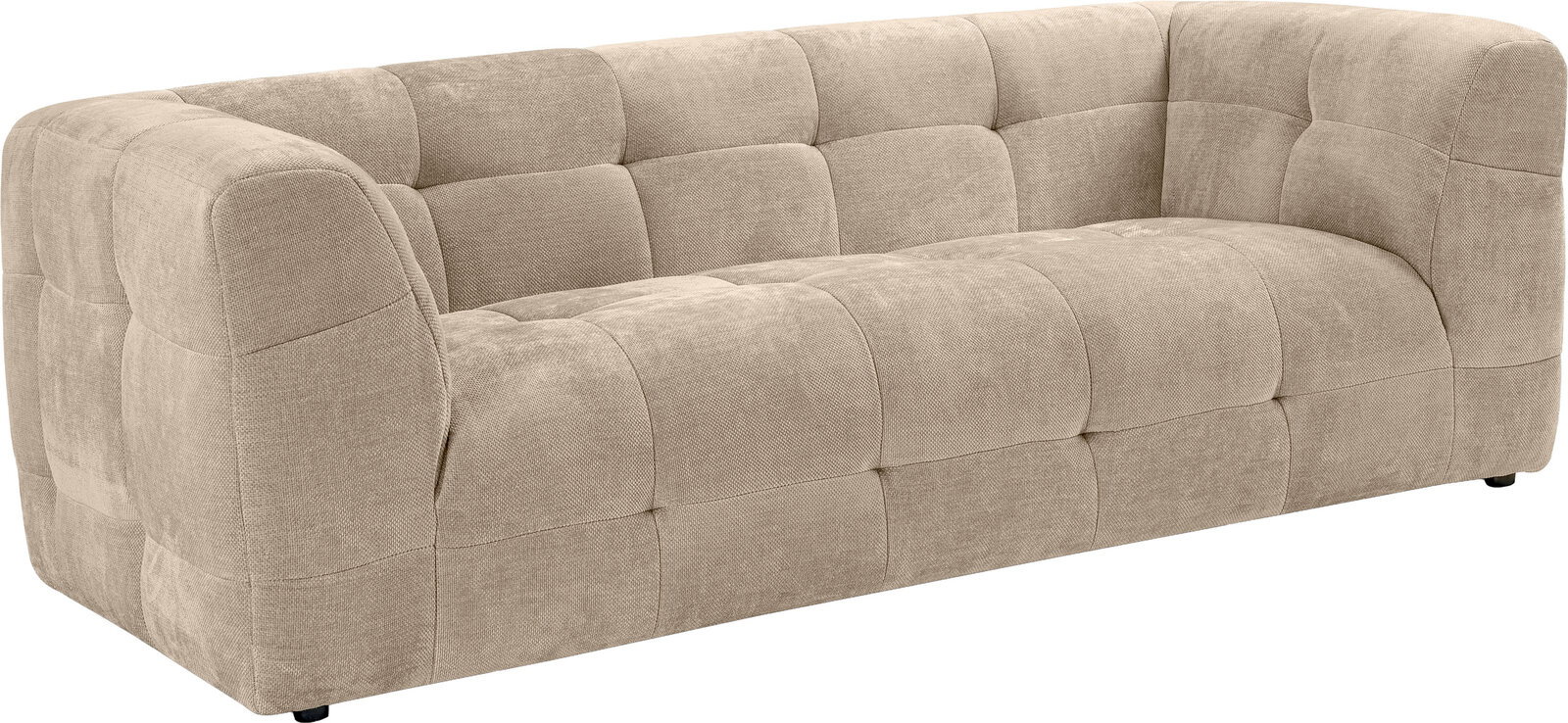 Beiges, gepolstertes 3-Sitzer-Sofa mit kubischer Steppung und niedrigen Armlehnen, freigestellt auf weißem Hintergrund, Ansicht schräg von vorne links.
