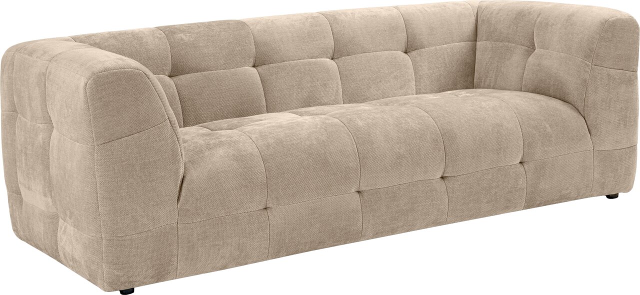 MID.YOU Sofa 2,5 Sitzer TENSO Beiges, gepolstertes 3-Sitzer-Sofa mit kubischer Steppung und niedrigen Armlehnen, freigestellt auf weißem Hintergrund, Ansicht schräg von vorne links.