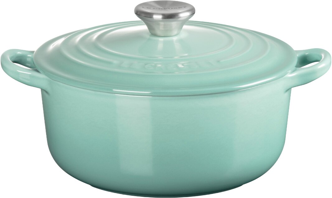 LE CREUSET Bräter 20cm rund SAGE Türkiser gusseiserner Schmortopf mit Deckel, seitlichen Griffen und Edelstahlknauf, freigestellt auf weißem Hintergrund, Ansicht schräg von vorne