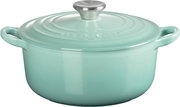 Türkiser gusseiserner Schmortopf mit Deckel, seitlichen Griffen und Edelstahlknauf, freigestellt auf weißem Hintergrund, Ansicht schräg von vorne