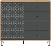 Moderne Kommode mit Holzrahmen, links strukturierte graue Tür mit geometrischem Muster, rechts vier graue Schubladen mit runden Knöpfen, auf schwarzen Metallfüßen, frontal von vorne fotografiert.