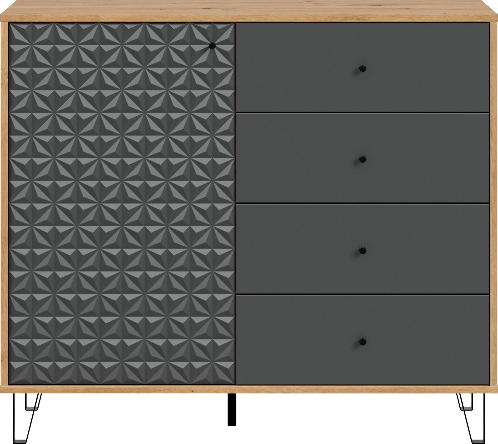 Moderne Kommode mit Holzrahmen, links strukturierte graue Tür mit geometrischem Muster, rechts vier graue Schubladen mit runden Knöpfen, auf schwarzen Metallfüßen, frontal von vorne fotografiert.