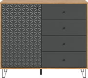 Moderne Kommode mit Holzrahmen, links strukturierte graue Tür mit geometrischem Muster, rechts vier graue Schubladen mit runden Knöpfen, auf schwarzen Metallfüßen, frontal von vorne fotografiert.