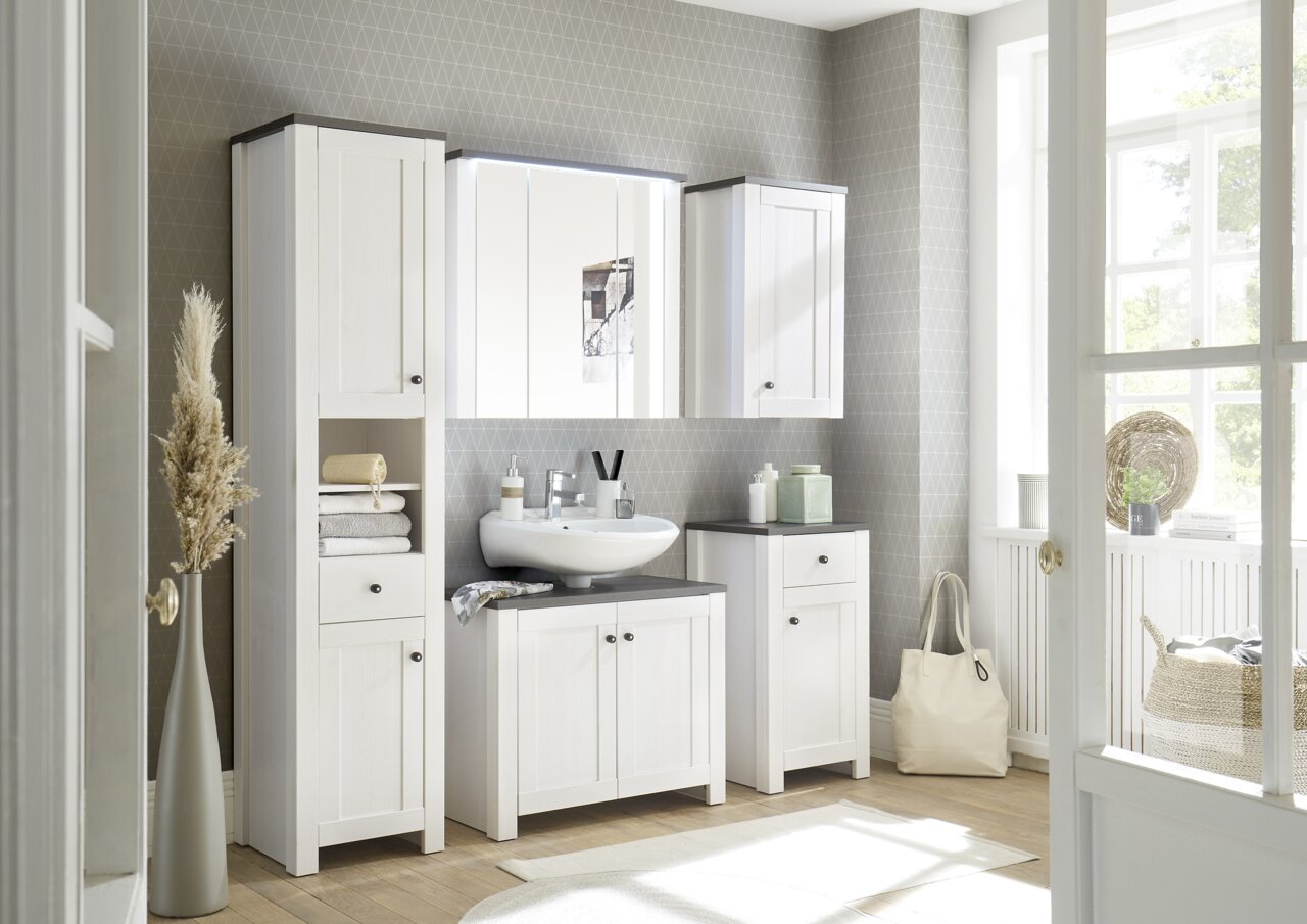Moderner weißer Hängeschrank in einem stilvollen Badezimmer, seitliche Perspektive