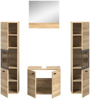 Badkombination aus Holz mit zwei hohen Schränken, einem Waschbeckenunterschrank und einem Spiegel, frontal betrachtet.