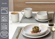Frühstücksset Laredo auf einem Tisch, bestehend aus Tassen, Schalen und Tellern in einer modernen Tischdekoration, seitliche Perspektive.