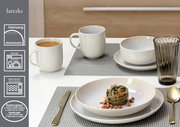 Frühstücksset Laredo auf einem Tisch, bestehend aus Tassen, Schalen und Tellern in einer modernen Tischdekoration, seitliche Perspektive.