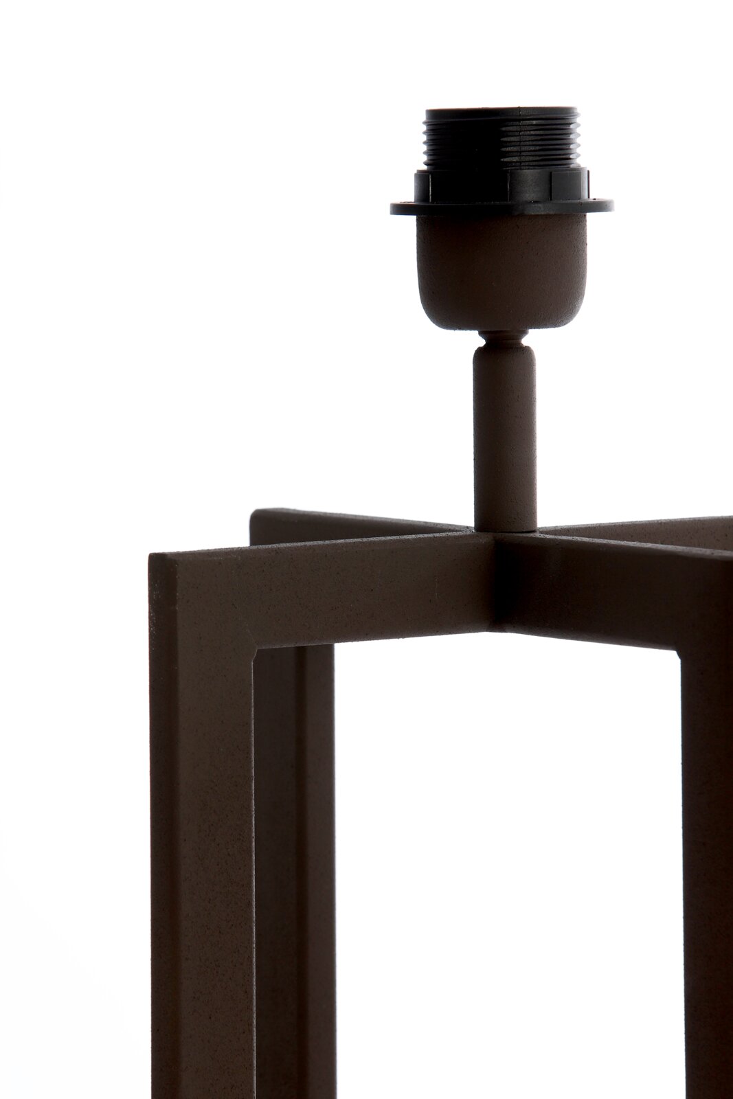 Close-up van een moderne, geometrische lampvoet van donker metaal, gezien vanaf de zijkant.