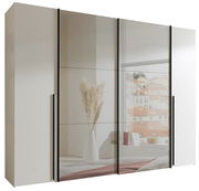 Moderner Dreh- und Schwebetürenschrank mit vier Türen, teilweise mit Spiegeln, in einer hellen Raumumgebung, seitliche Perspektive.