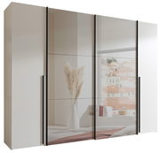 Moderner Dreh- und Schwebetürenschrank mit vier Türen, teilweise mit Spiegeln, in einer hellen Raumumgebung, seitliche Perspektive.