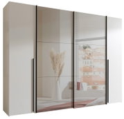 Moderner Dreh- und Schwebetürenschrank mit vier Türen, teilweise mit Spiegeln, in einer hellen Raumumgebung, seitliche Perspektive.