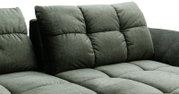 Detailaufnahme eines grauen, gepolsterten Stoffsofas mit gesteppten Sitz- und Rückenkissen, Perspektive schräg von vorne