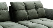 Detailaufnahme eines grauen, gepolsterten Stoffsofas mit gesteppten Sitz- und Rückenkissen, Perspektive schräg von vorne
