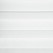 Nahaufnahme eines weißen Doppelrollos mit abwechselnden transparenten und undurchsichtigen Streifen.