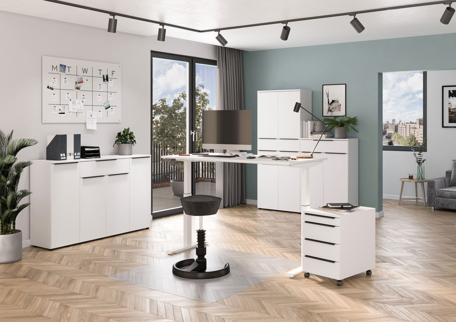 Modernes Büro mit höhenverstellbarem Schreibtisch, Rollcontainer und Aktenschränken in heller, stilvoller Umgebung. Perspektive: Frontalansicht.