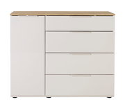 Weiße Kommode mit Holzplatte, links eine Tür und rechts vier Schubladen mit Griffleisten, freigestellt vor weißem Hintergrund, Frontansicht