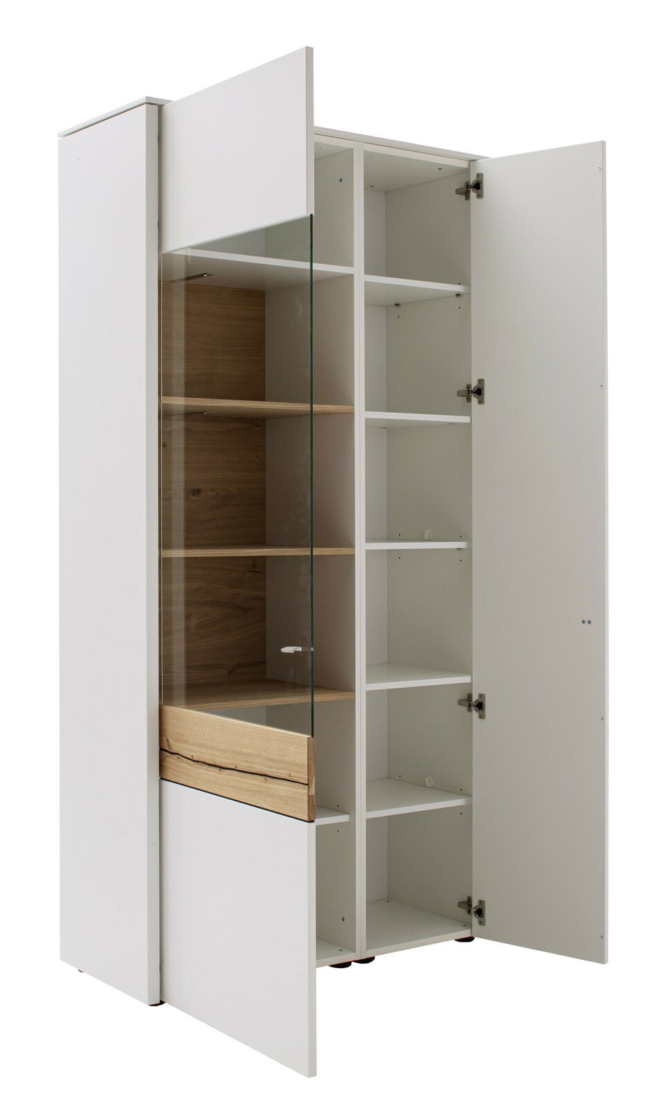 Weiße Vitrine mit Glastür und Holzelementen, offene Perspektive mit sichtbaren Regalböden.