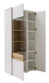 Weiße Vitrine mit Glastür und Holzelementen, offene Perspektive mit sichtbaren Regalböden.