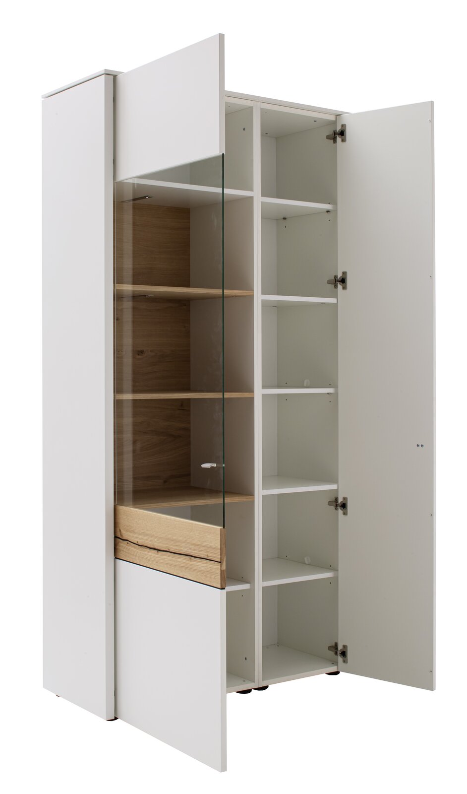 Weiße Vitrine mit Glastür und Holzelementen, offene Perspektive mit sichtbaren Regalböden.