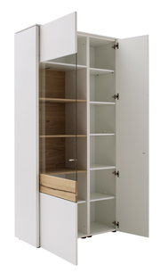 Weiße Vitrine mit Glastür und Holzelementen, offene Perspektive mit sichtbaren Regalböden.