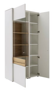 Weiße Vitrine mit Glastür und Holzelementen, offene Perspektive mit sichtbaren Regalböden.