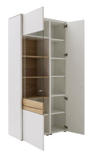 Weiße Vitrine mit Glastür und Holzelementen, offene Perspektive mit sichtbaren Regalböden.