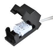 Nahaufnahme eines schwarzen Anschlussgehäuses mit sichtbaren weißen Klemmen für eine LED-Deckenleuchte, Perspektive von oben.